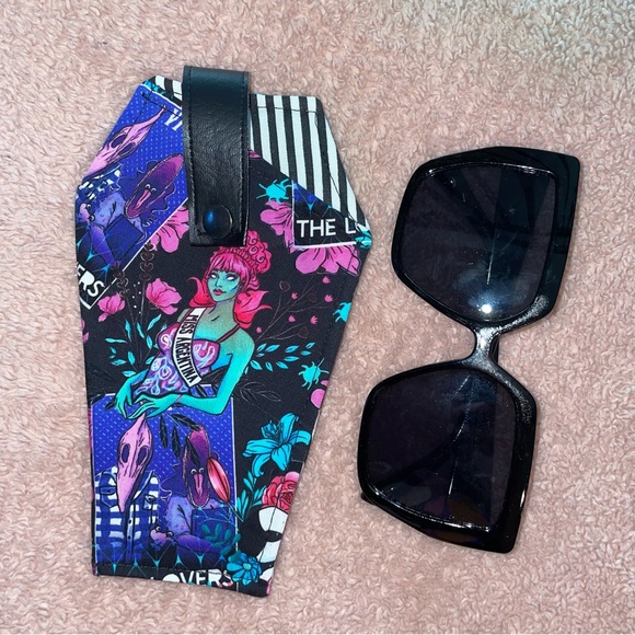 Beetlejuice Coffin Sunglass Case - Picture 1 of 3